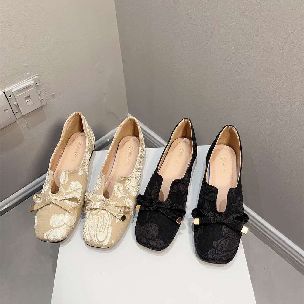 New Chinese Style For Women, Handmade Square Toe Fashionable Flat Bottom Shallow Mouth Single Shoe Embroidered Cheongsam Shoes