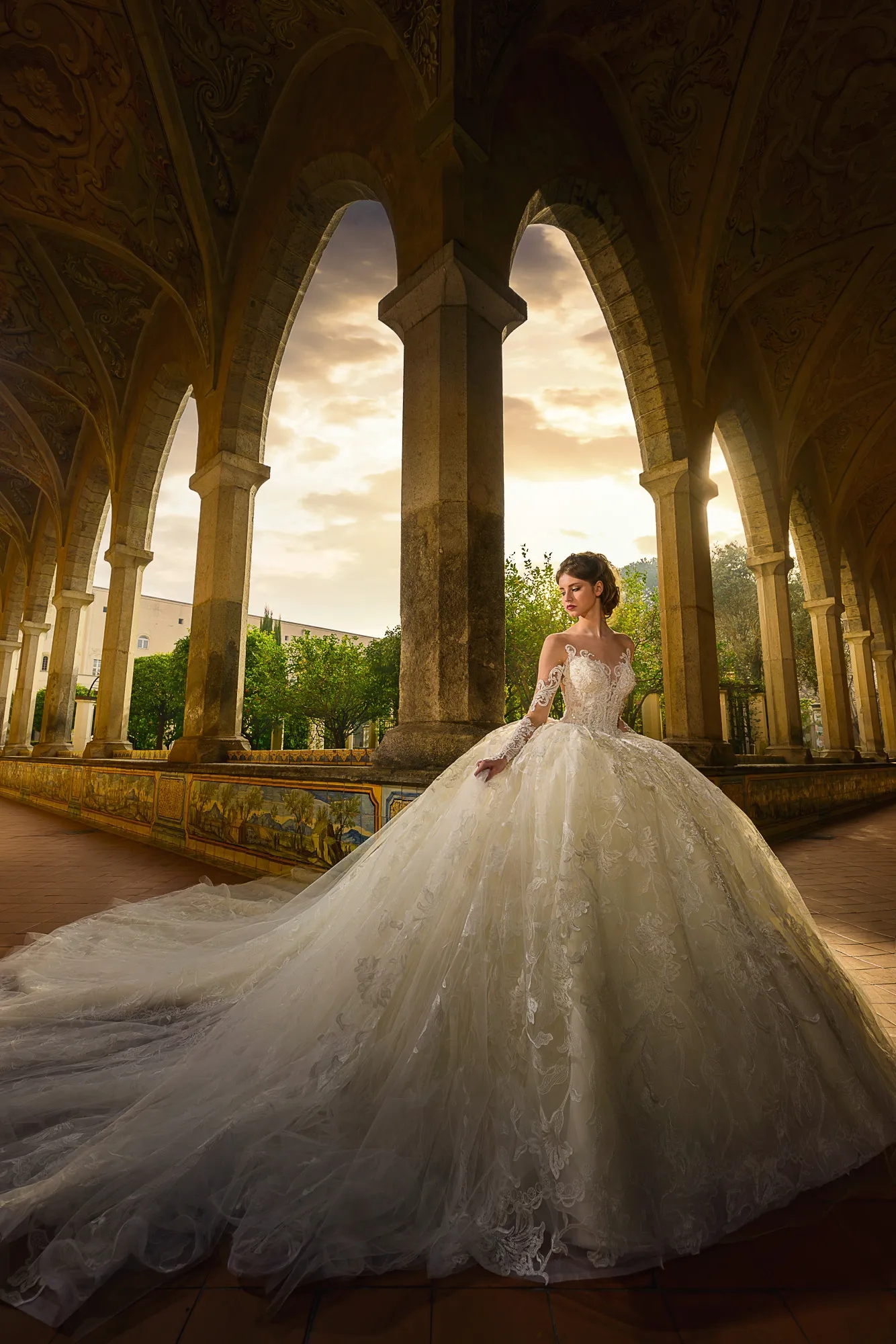 New Vintage Appliques Lace Illusion Neck Full Sleeves Ball Gown Wedding Dress Beading Pearls Embroidery Shiny Puff princess Bridal Gowns With Multi-la