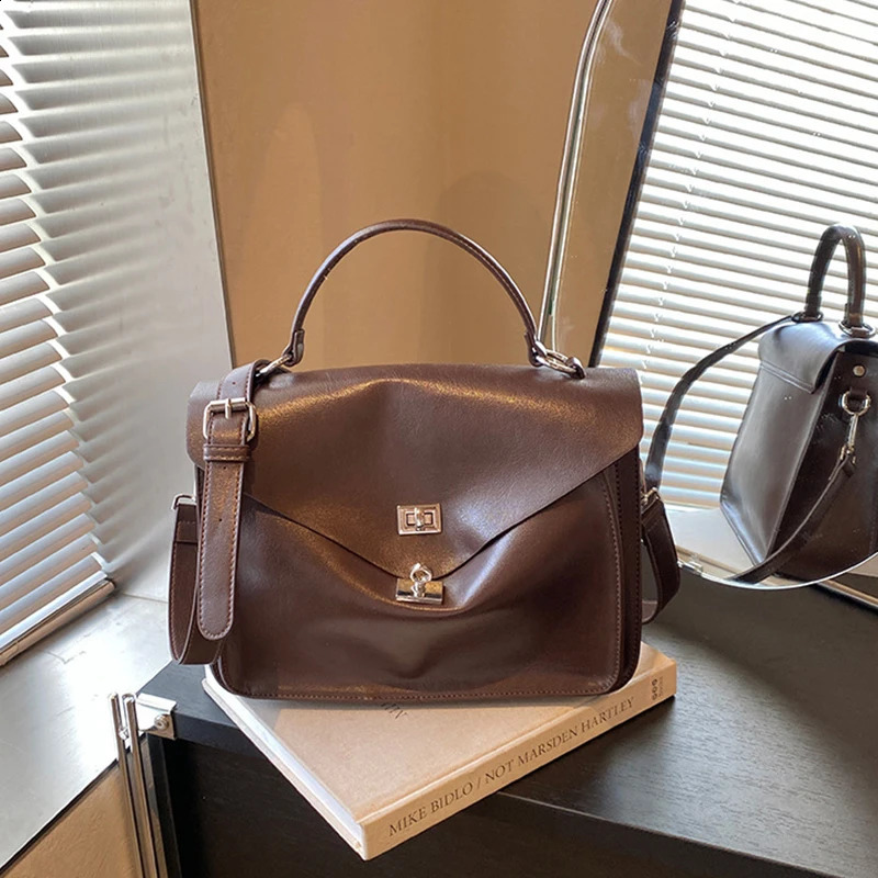 Vintage womens bag with large capacity autumn cross body bag womens shoulder commuting handbag laminated leather handbag 241105