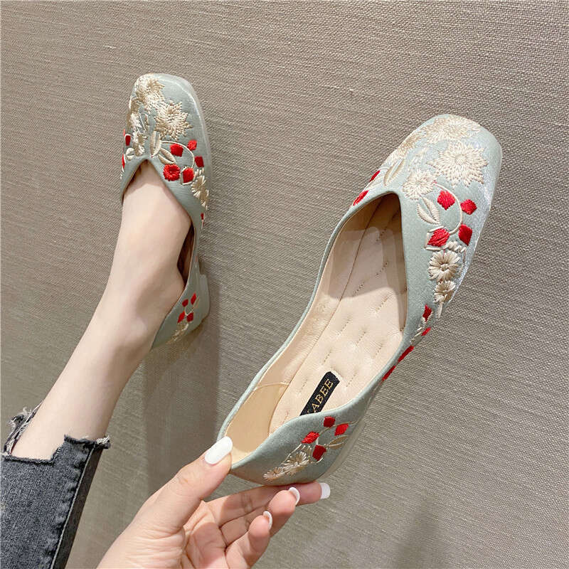 Dou Women's New Chinese Hanfu Soft Soled Square Head Embroidered Thread One Foot Set Flat Sole Single Ladle Shoes