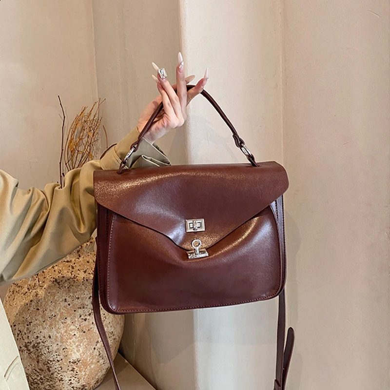 Vintage womens bag with large capacity autumn cross body bag womens shoulder commuting handbag laminated leather handbag 241105