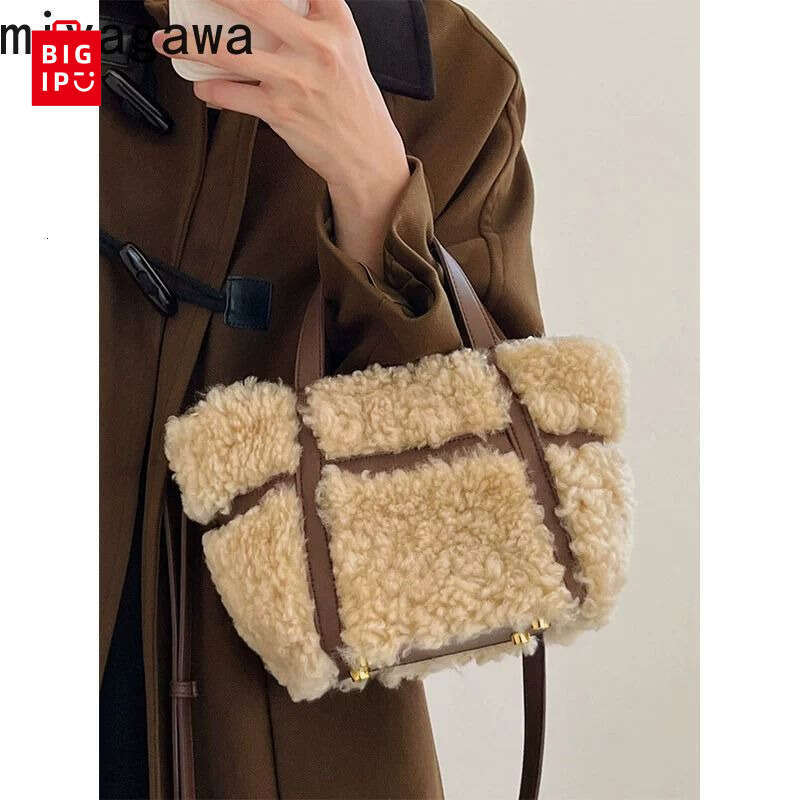 Designer Bag Miyagawa Handheld Plush Bag 2024 Autumn/Winter New Lamb Wings French Small Commuter One Shoulder Crossbody Bags Saddle bag