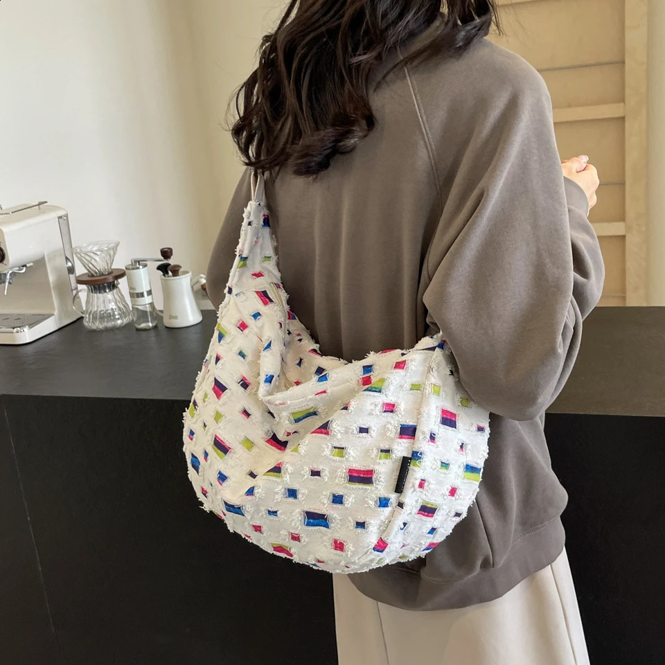 Wear resistant perforated canvas shoulder bag for women plain weave cloth bag large capacity denim cross body casual bag cute for women 241105