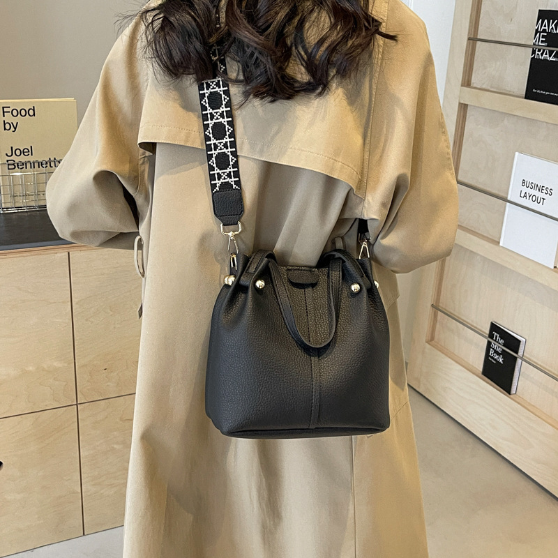 Designer Women's New Bucket High end Texture Large Capacity Crossbody Bag Fashionable and Simple Handheld Shoulder Bag Fashionable Bag