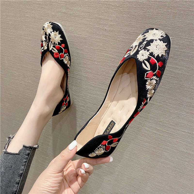 Dou Women's New Chinese Hanfu Soft Soled Square Head Embroidered Thread One Foot Set Flat Sole Single Ladle Shoes