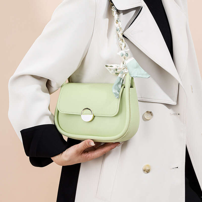 Underarm with niche texture for women's summer 2024 new trendy fashion chain small square bag, versatile Instagram crossbody bag