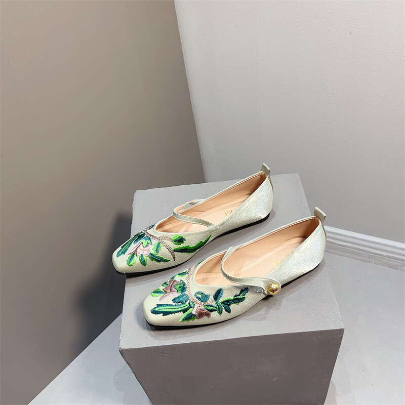 National Style Chinese Square Toe Temperament Single Shoe Women's Soft Sole Silk 2024 Spring And Autumn New Embroidered Cheongsam Scoop Shoes