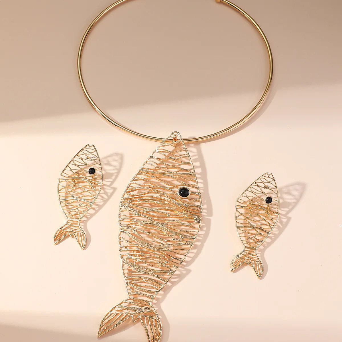 Hip Hop Metal Small Fish Pendant Collar Fashion Golden Hollow Out Small Fishes Earrings Necklace Set for Woman Jewelry Gift 241105