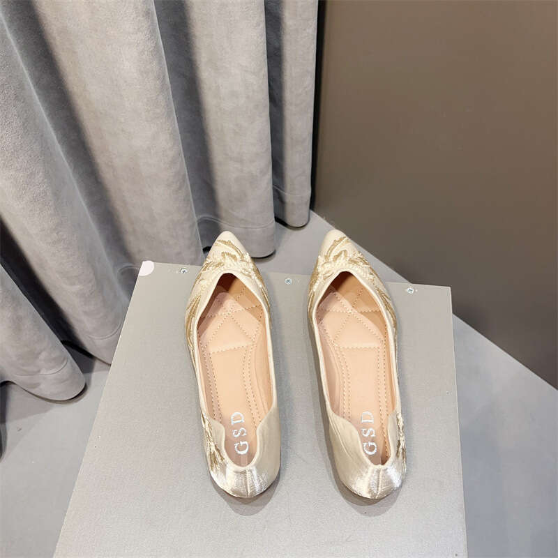 Antique Style Chinese Embroidery Single Women's Bean Korean Version New Elegant Temperament Silk Fairy Evening Embroidered Shoes