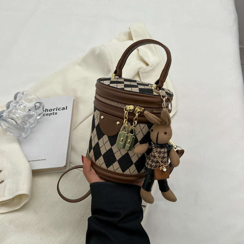 2024 New and Versatile for Women's Fashionable Small Crowd Crossbody with Texture Diamond Grid Handheld Bucket Bag