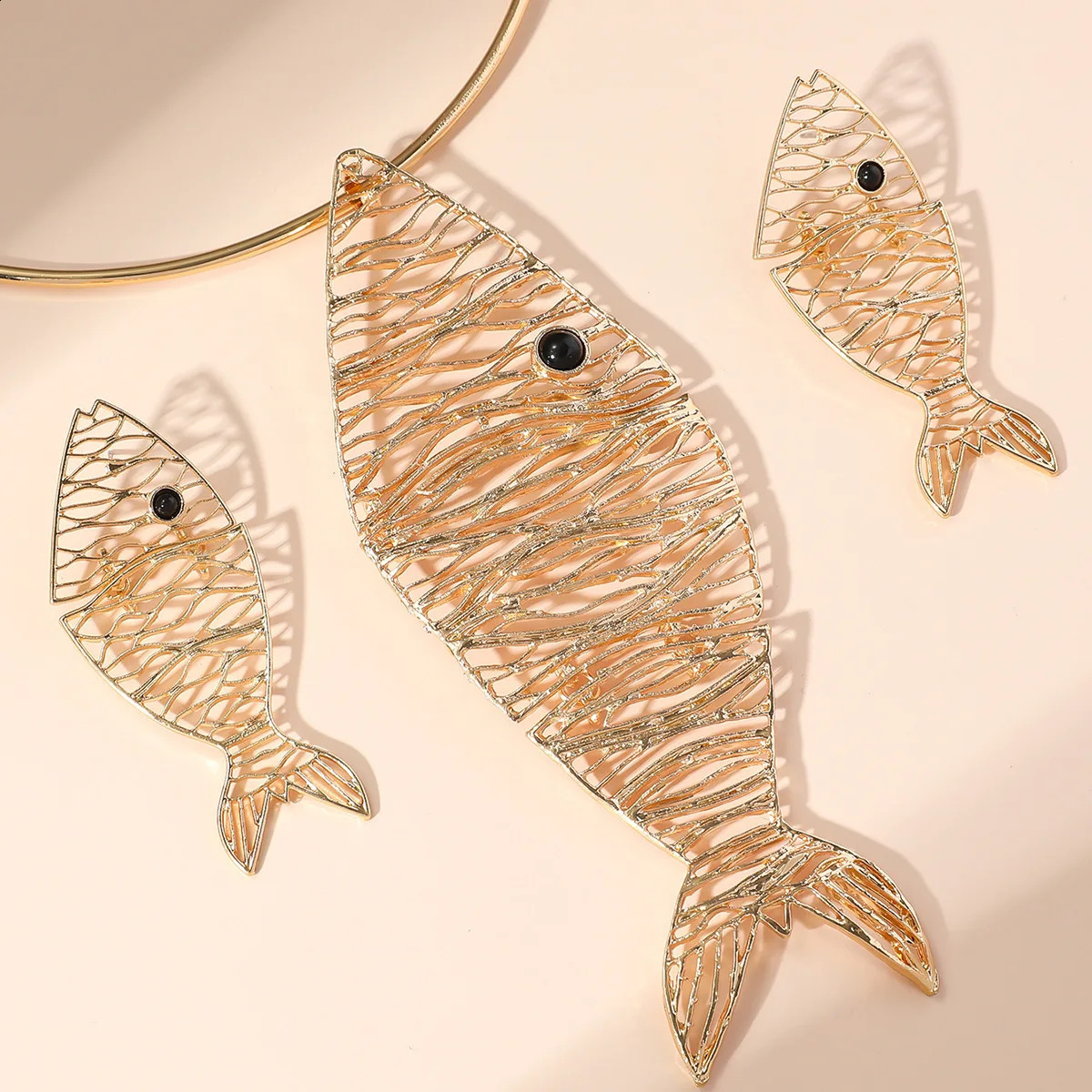 Hip Hop Metal Small Fish Pendant Collar Fashion Golden Hollow Out Small Fishes Earrings Necklace Set for Woman Jewelry Gift 241105