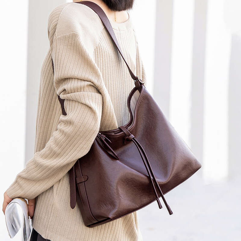 new Tote bag large capacity genuine leather 2024 autumnwinter new crossbody niche design single shoulder armpit women's bag