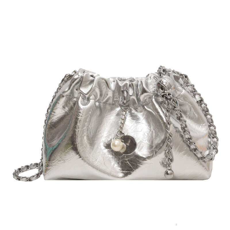 2024 New Women's Small Luxury Chain Crossbody Fashionable and Versatile One Shoulder Folded Cloud Water Bucket Bag