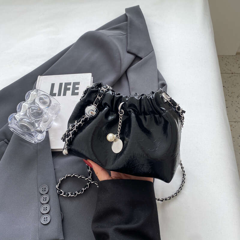 2024 New Women's Small Luxury Chain Crossbody Fashionable and Versatile One Shoulder Folded Cloud Water Bucket Bag