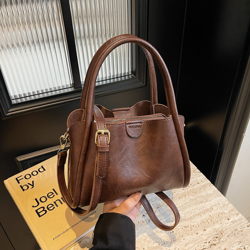 New designer high-end Milad outdoor women's small tote bag, new fashionable single shoulder crossbody bag, fashionable bag