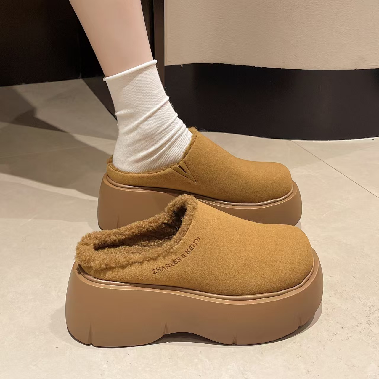 New Women's Pulsh Sanded Leather Veet Platform Women's Fury Winter Cotton Slides Warm Furniture Slippers Boots