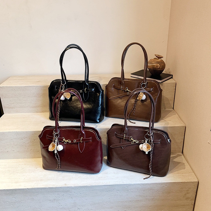 Designer women's new large capacity underarm handbag with niche design, fashionable and multifunctional women's shoulder bag