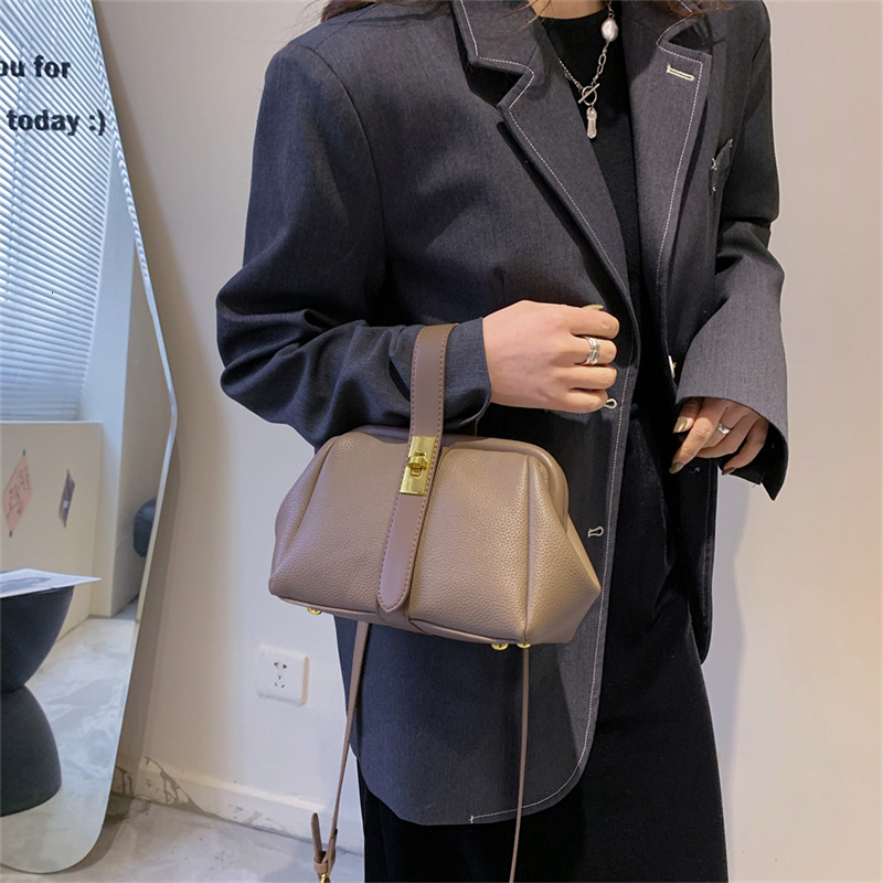 New designer's trendy new style, single shoulder slanted hand feel handbag, fashionable bag