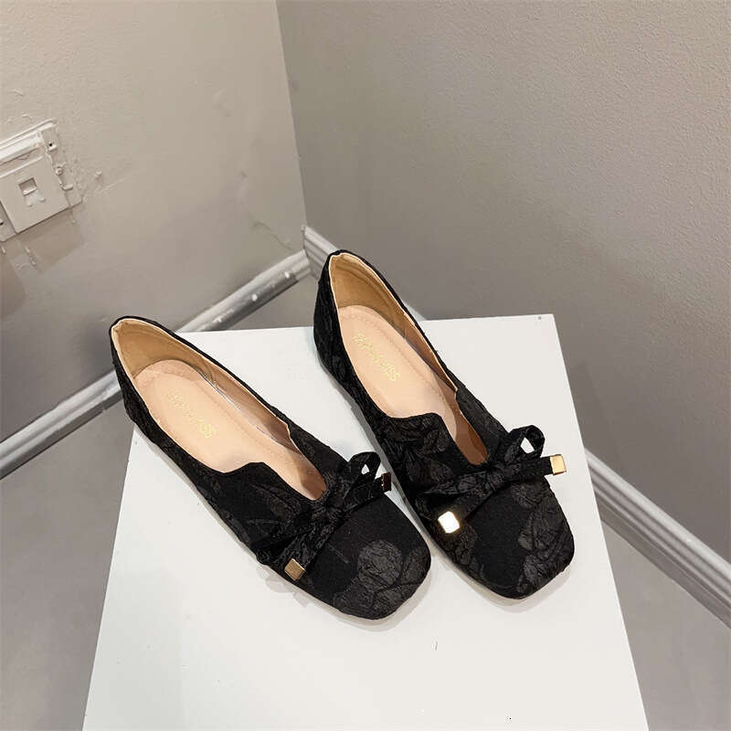 New Chinese Style For Women, Handmade Square Toe Fashionable Flat Bottom Shallow Mouth Single Shoe Embroidered Cheongsam Shoes