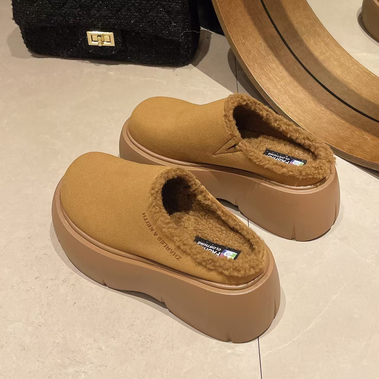 New Women's Pulsh Sanded Leather Veet Platform Women's Fury Winter Cotton Slides Warm Furniture Slippers Boots