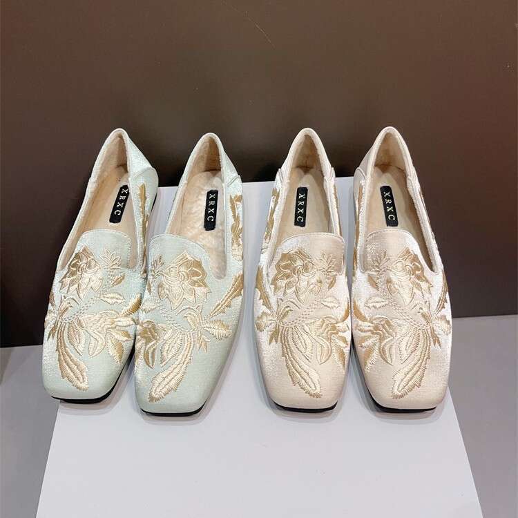 Chinese Square Toe Flat Sole Single Shoe Korean Style New Soft Soled Cheongsam Embroidered With Velvet And Fluffy Scoop Shoes