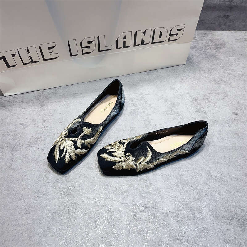 Hand Embroidered New Women's For Summer, Fashionable And Versatile, Square Toe, Chinese Style Hanfu, Flat Bottomed Single Shoes