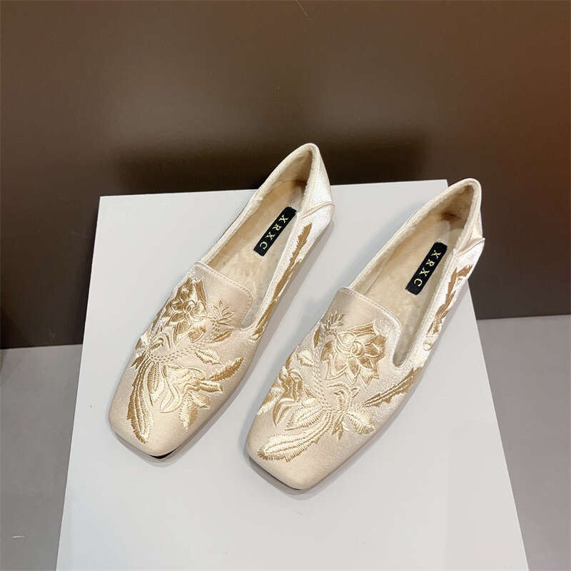 Chinese Square Toe Flat Sole Single Shoe Korean Style New Soft Soled Cheongsam Embroidered With Velvet And Fluffy Scoop Shoes