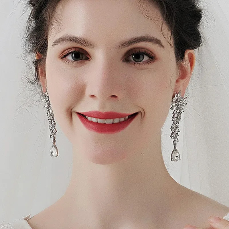 Vintage Alloy Rhinestone Earrings Womens Daily Accessories Earrings Light Atmospheric Bridal Earr Stud Christmas 241105