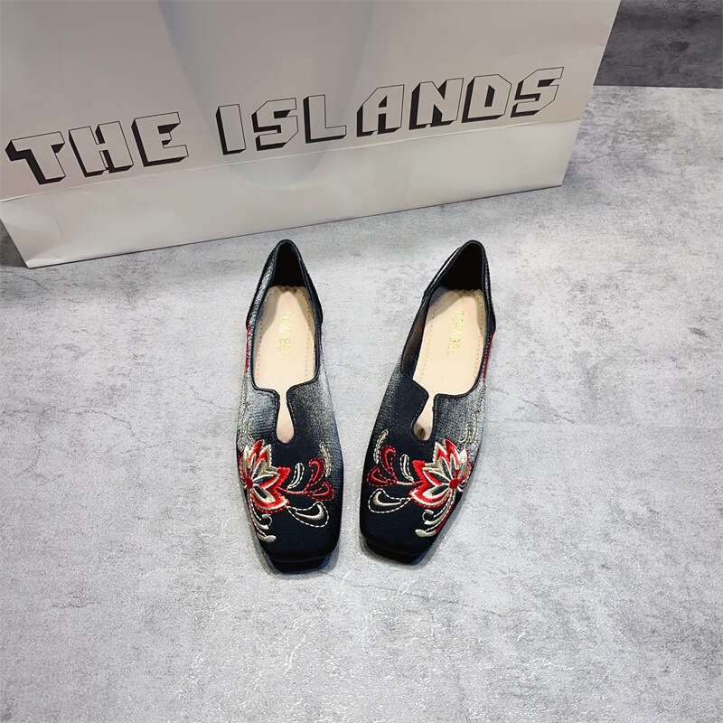 New Chinese Flat Sole Single Women, Korean Version For Spring And Summer, New Style Soft Soled Hanfu Embroidered Bean Shoes