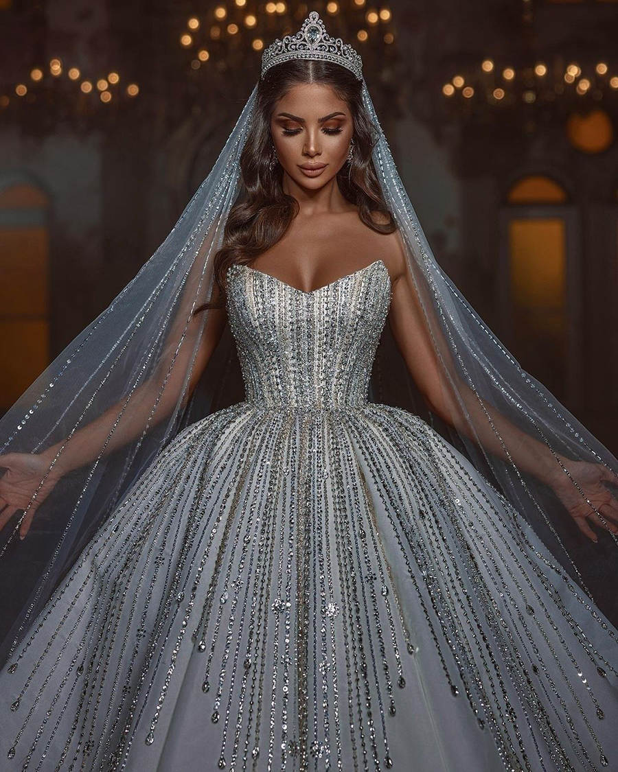 Gorgeous Ball Gown Wedding Dress Sequins Crystal Deaded Strapless Bride Gowns Customized Long Sleeve Sweep Train Bridal Dresses