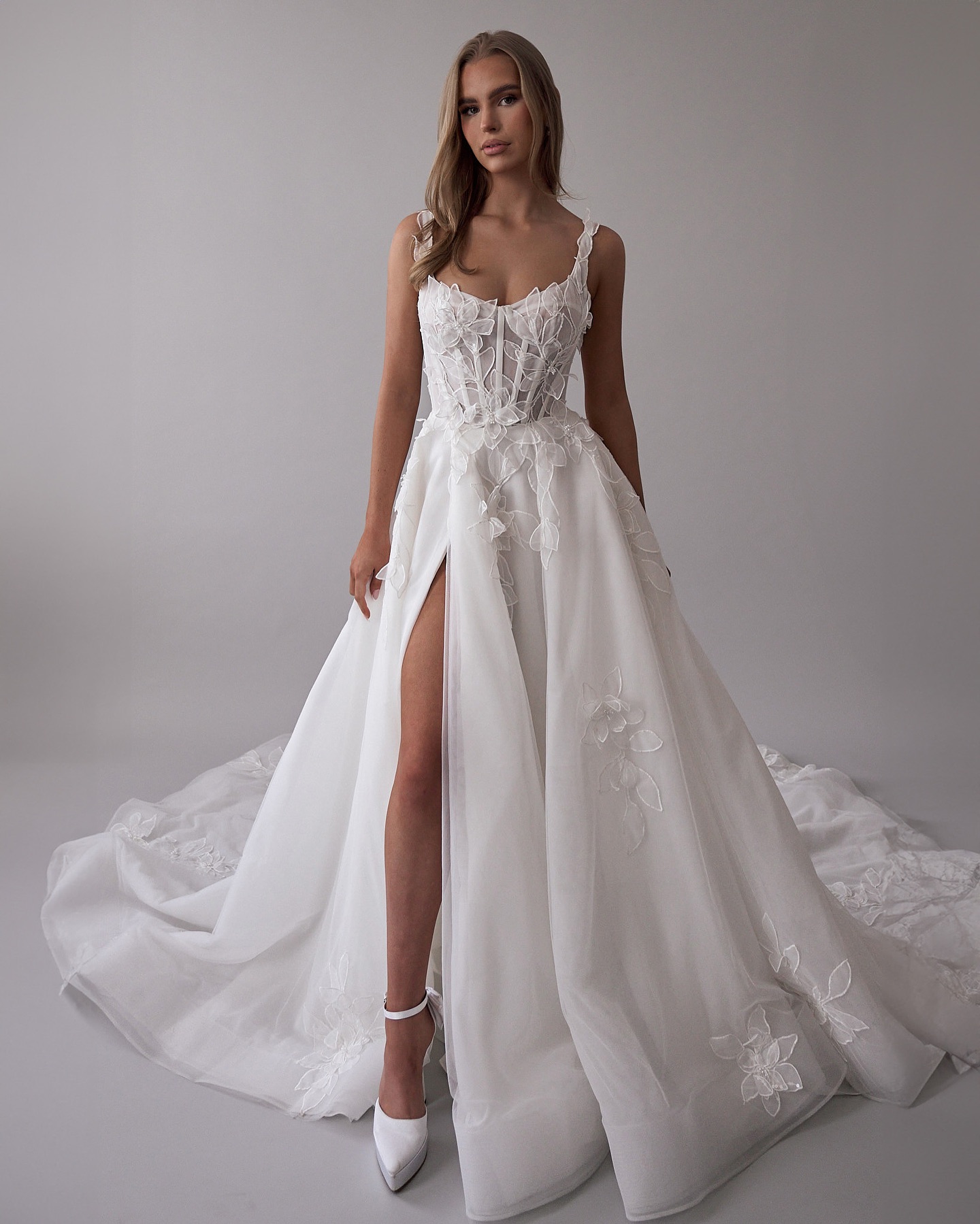 Dresses Gorgeous Organza Bridal Gowns 2024 Leappliqued Straps Wedding Dress A E Backless Sweep Train Split Robe De Mariee