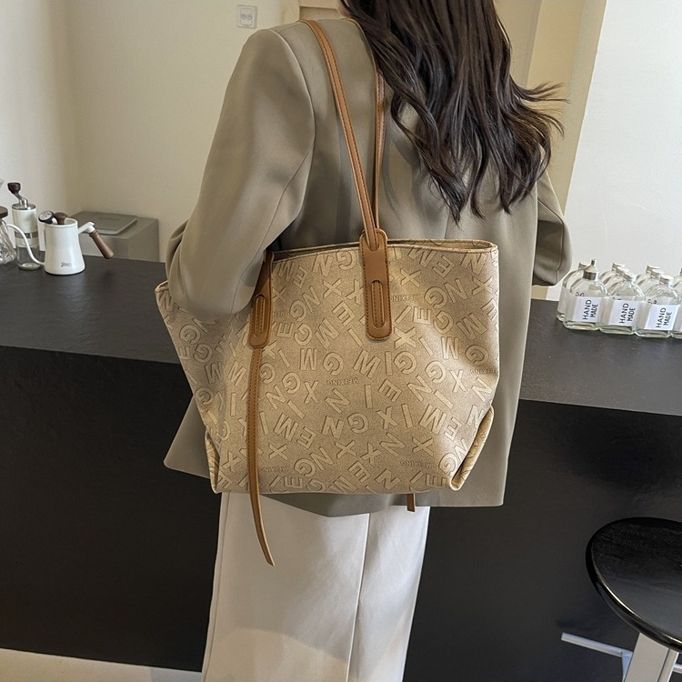 New designer large capacity letter fashion network celebrity fashion women's handbag autumn single shoulder multifunctional high-end student hand