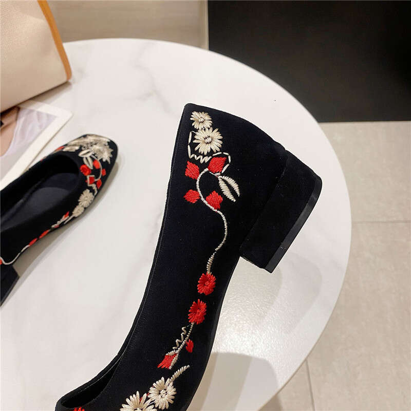 Square Head Shallow Mouth Low Heel Ladies 2023 New Korean Style Embroidered Flower Versatile Soft Sole Single Shoes