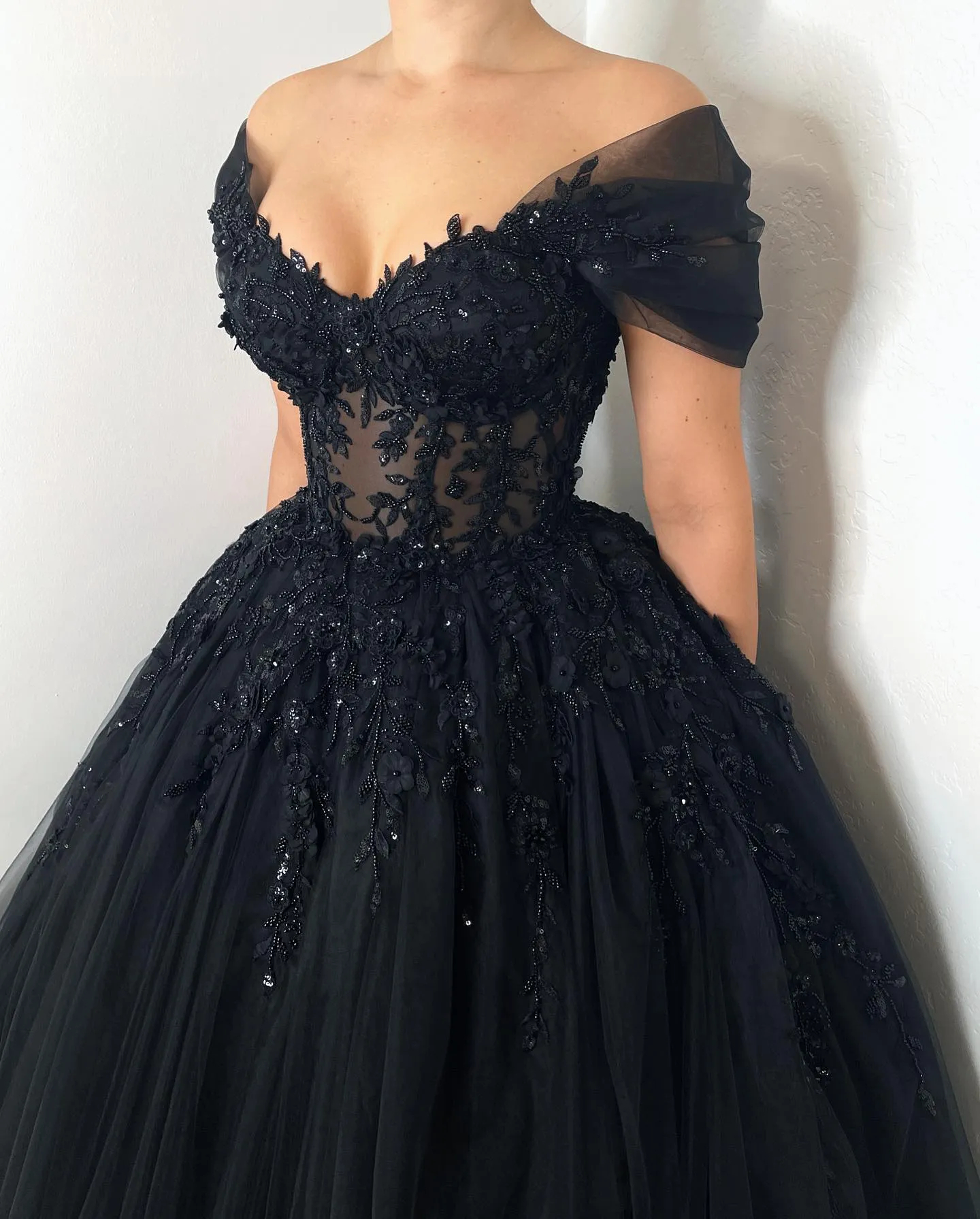 2024 Beaded Black Gothic Wedding Dresses Off The Shoulder Short Sleeves Princess Tulle Bridal Gowns 3D Floral Appliques Sweep Train Vintage Bride Wear