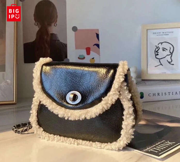 Designer Bag UR With The Same Spring New Lambswool Messenger Bag Ins Fashion Chain Mao Mao Bag Plush Saddle Bag Girl.High Volume Package