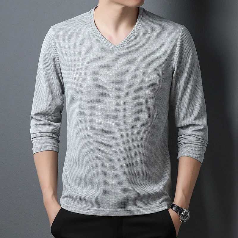 Mens business and leisure long Sved solid color V-neck T-shirt suitable for autumn and winter comfortable fashion paradigm top W241106