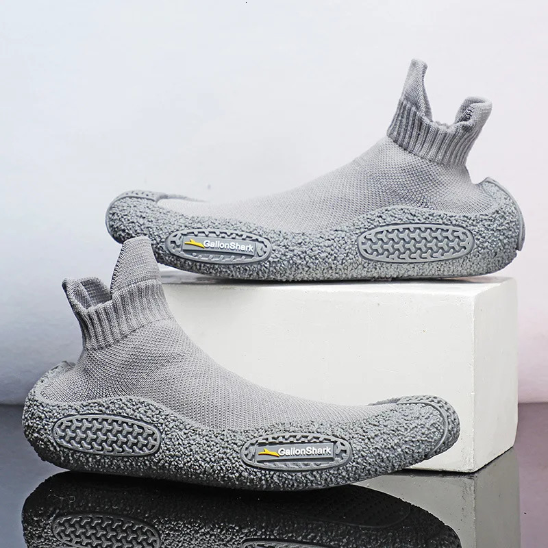Sports shock-absorbing and anti slip shoes for men indoor squatting beach running jumping leisure soft soled fitness shoes241106