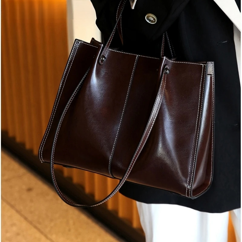 Woman Shoulder Soft Leather Large Capacity Square Tote Bag Vintage Fashionable Cowhide Handbag Shopping Underarm Bags Check Style Womens Purse Designer Bag