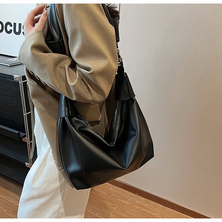 New Designer Travel Master Winter Women's Large Capacity Fashion Single Shoulder Multi functional Leisure Handbag Fashion Bag