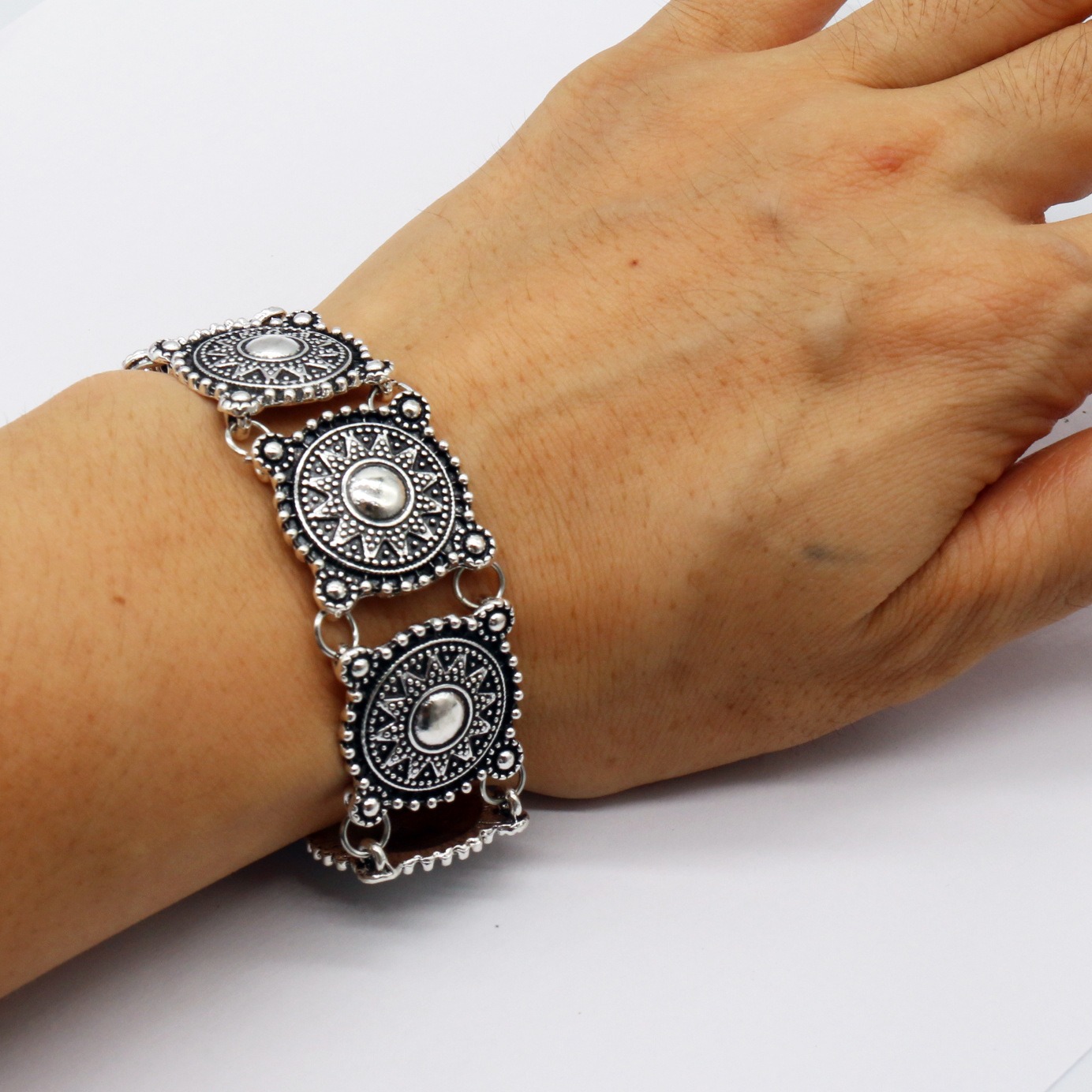 Fashionable European and American Hot Selling Alloy Sun Patterned Neckchain Short Necklace Women's Retro Bracelet Set