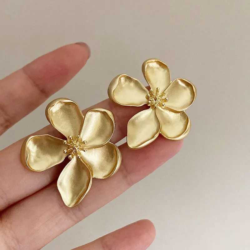 Retro gold matte textured metal flower earrings suitable for warm girls fashion party jewelry gifts 2024 X241106
