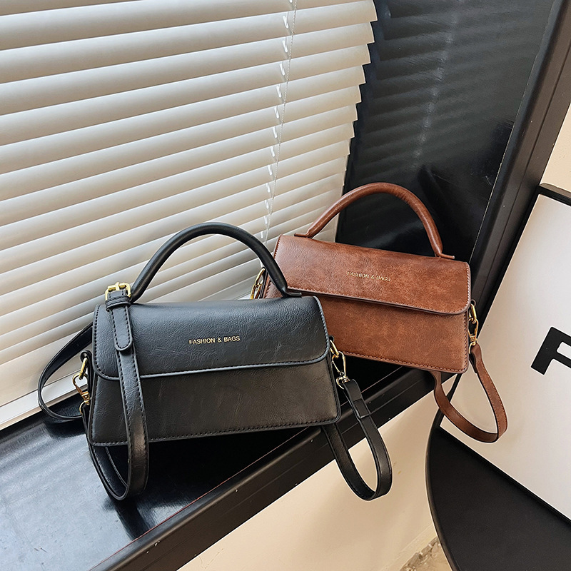 New designer's popular women's bag, niche high-end Western style new fashion commuting single shoulder oblique cross stick bag, fashionable 
