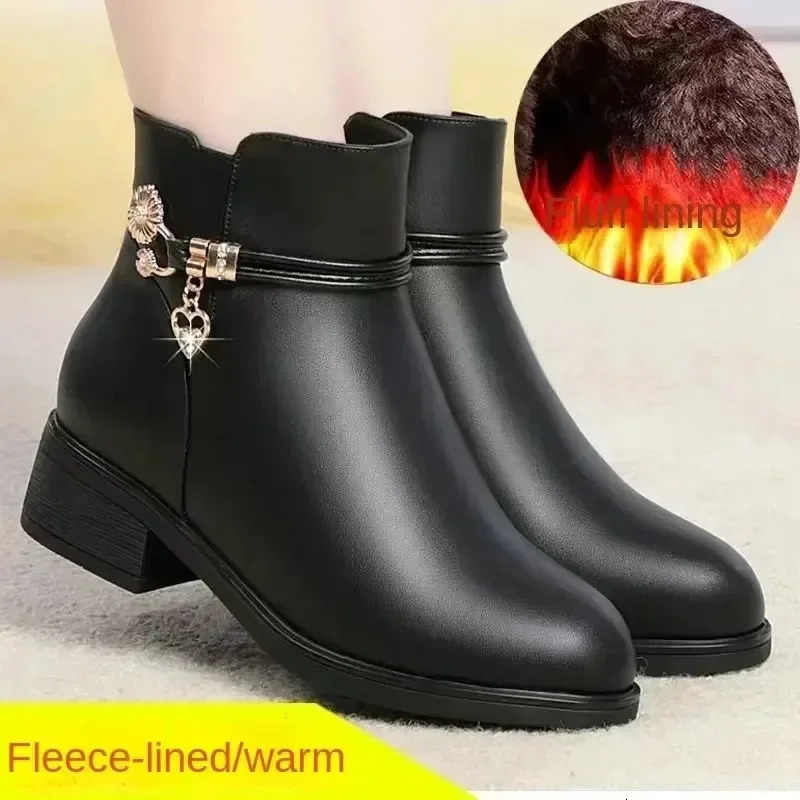 Winter boots for women waterproof and warm leather mother cotton boots fashionable black mid heel plush snow boots soft soled short boots241106bj