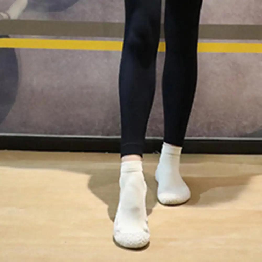 1 pair of solid color wear-resistant lightweight womens barefoot socks running shoes241106bj