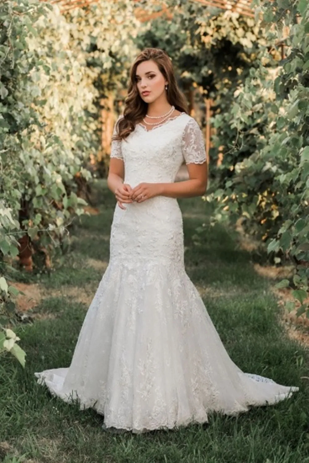 2024 Vintage Mermaid Wedding Dresses Short Sleeves Lace Appliques V-Neck Ivory Long Bridal Gowns Back Covered Buttons Court Train Garden Bride Recepti