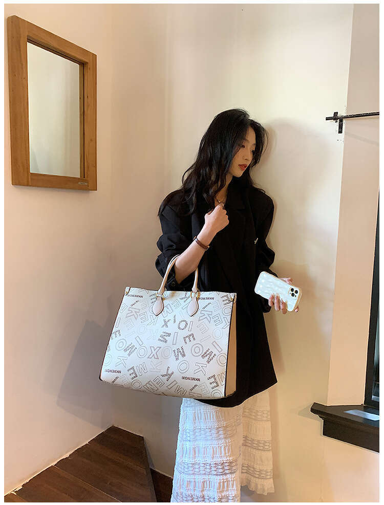 Designer Bag Female 2024 Cross Border New Fashion Atmosphere Large Capacity Old Flower Tote Handbag Commuter Women's Bag