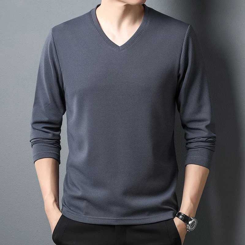 Mens business and leisure long Sved solid color V-neck T-shirt suitable for autumn and winter comfortable fashion paradigm top W241106