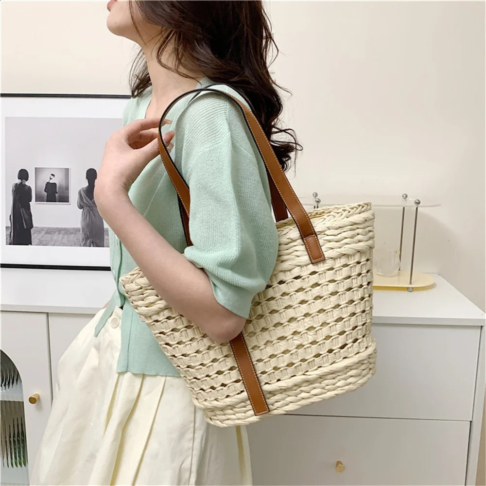 ISKYBOB Summer Hand drawn Grass Beach Womens Handbag Retro Hollow Outer Basket Lattan Handbag Holiday Shoulder Bag 241105