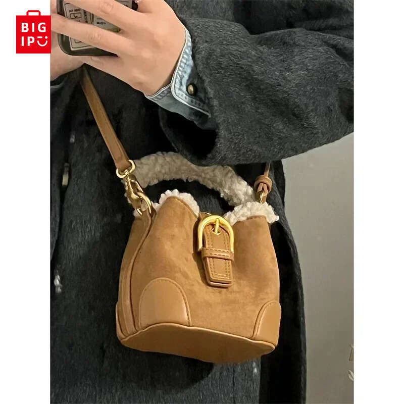 Designer Bag Autumn And Winter Single Shoulder Bag For Women's New Casual Retro Plush Bag Versatile, Say He Bag Plush Handheld Crossbody Bag