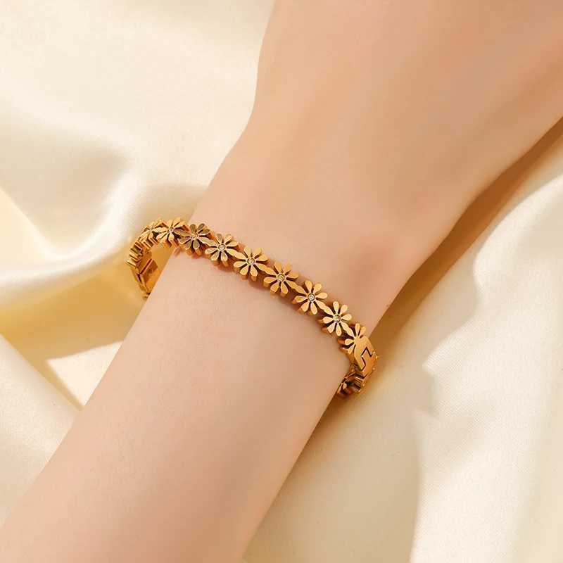 Ganemly 316L stainless steel chrysanthemum necklace earrings bracelet used for fashionable waterproof jewelry 4 sets of womens gifts X241106